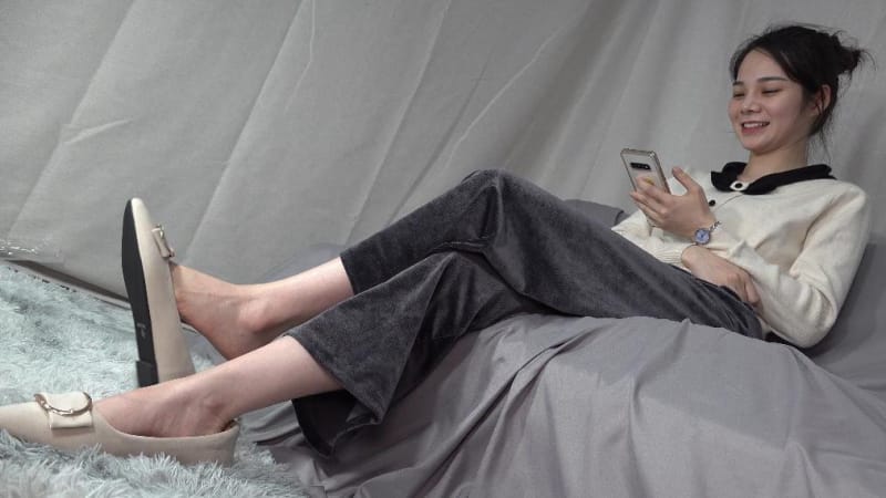 南国足艺美足网站新作之慕丝沫沫平底鞋原味美脚，挑鞋玩鞋，原味美脚就是迷人学生脚vk！这部作品可以在线看！